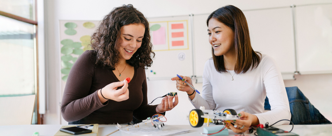 A photo of students engaging in STEM representing New Program Uses Mentorship to Support STEM Education for Autistic Students